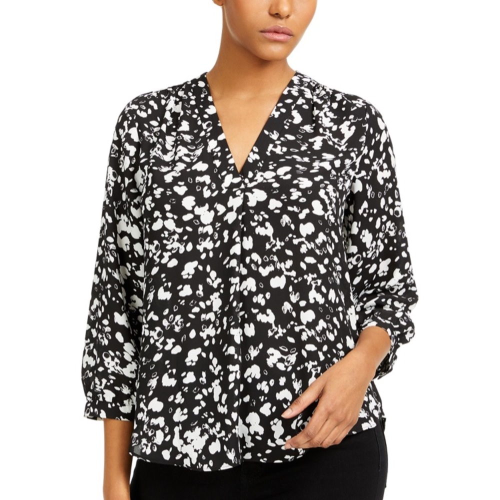 NWT Vince Camuto Black and White Printed V-Neck Top - Medium